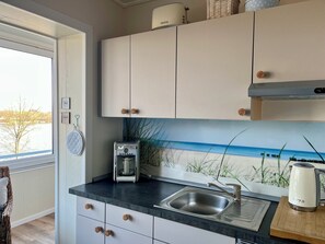 Réfrigérateur, four, plaque de cuisson, cafetière/bouilloire