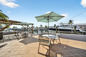 Outdoor dining - Kawama, Key Largo, Oceanfront Stay, Marina & Pool (Key Largo)