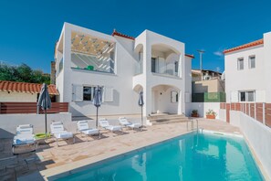 A modern two-story building with a swimming pool, white walls, and a red-tiled roof. - Villa Coral Blue in Planos (Zakynthos)