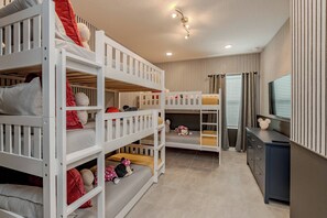 6 slaapkamers, een strijkplank/strijkijzer, beddengoed