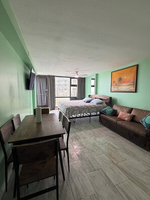 2 bedrooms, free WiFi, bed sheets - Beach Access - 2 side by side studios with lockout - Floor to ceiling Oceanviews (Daytona Beach)