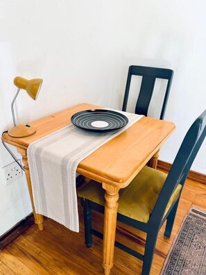 Deluxe-dobbeltværelse - terrasse - udsigt til have | Spiseområde | Der serveres morgenmad, frokost og brunch med udsigt til haven 