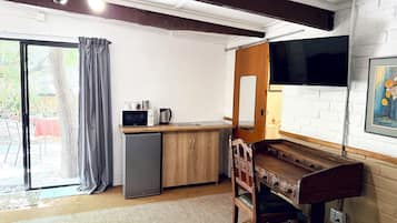 Standard Twin Room, Patio, Garden View | Interior