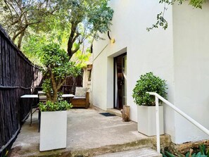 Deluxe Double Room, Patio, Garden View | Terrace/patio - Mizpah Lodge (Bloemfontein)