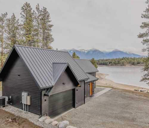 Sophie Lake Chalet – Lakefront | Mountain Views