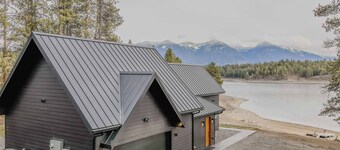 Sophie Lake Chalet – Lakefront | Mountain Views
