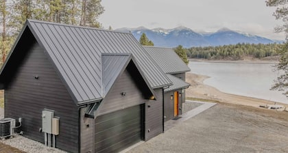 Sophie Lake Chalet – Lakefront | Mountain Views