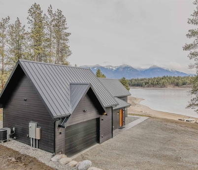Sophie Lake Chalet Lakefront Mountain Views