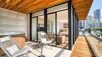 Loft superior, balcón, vista a la ciudad | Terraza o patio