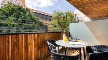 Deluxe Studio, Balcony, City View | Outdoor dining