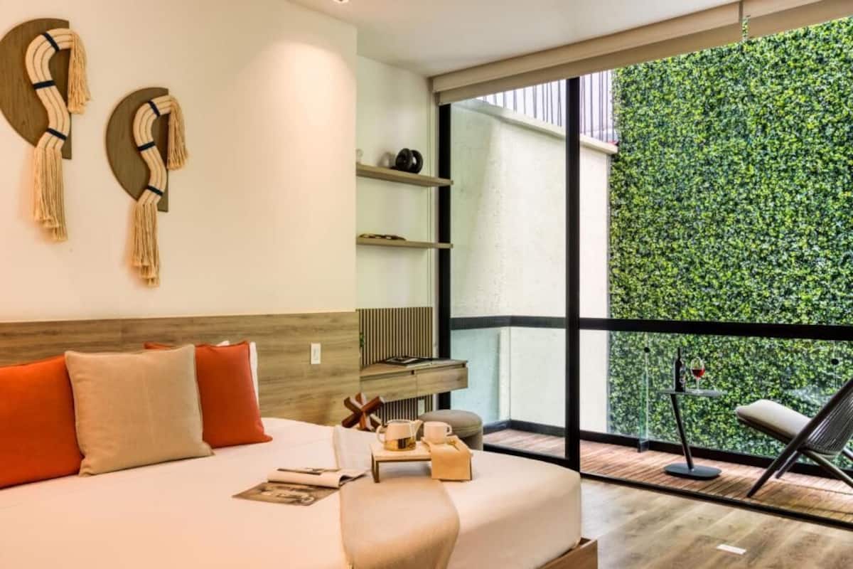 Studio Superior, ban công, quang cảnh sân vườn | Két bảo mật tại phòng, màn/rèm cản sáng, bàn ủi/dụng cụ ủi quần áo