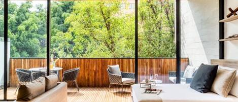 Estudio Premium, balcón, vista a la ciudad | Interior