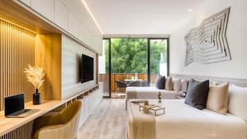 Studio – comfort, balkong, byutsikt | Safe på rommet, blendingsgardiner og strykejern/-brett