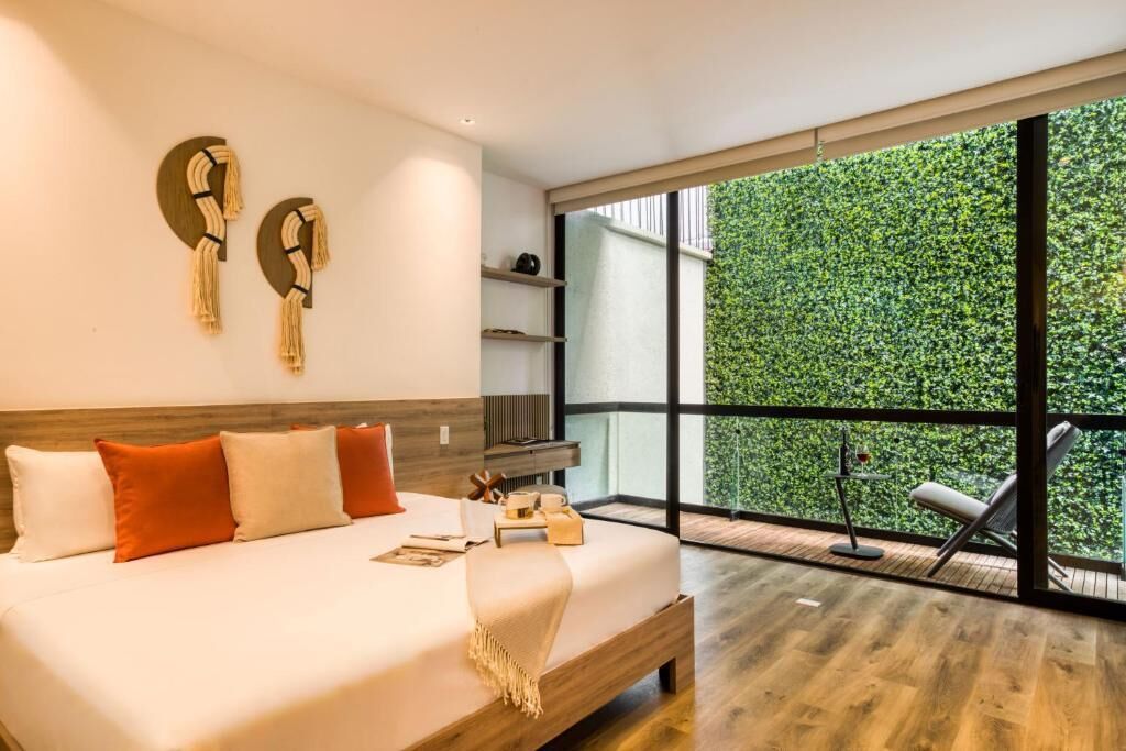 Estúdio superior, sacada, vista para o pátio | Cofres nos quartos, cortinas blackout, ferros/tábuas de passar roupa