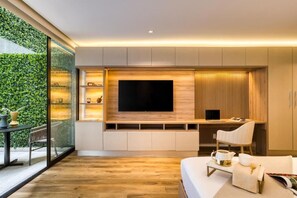 Studio Deluxe, patio, vue sur la cour intérieure | Lit avec matelas Tempur-Pedic, coffre-fort pour ordinateur portable