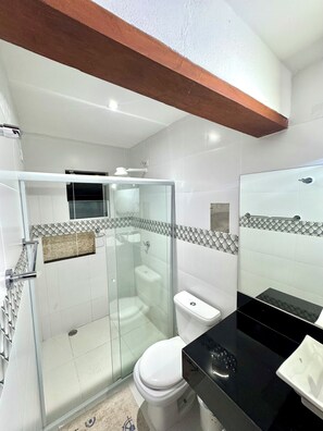 Regadera, toallas, papel de baño 