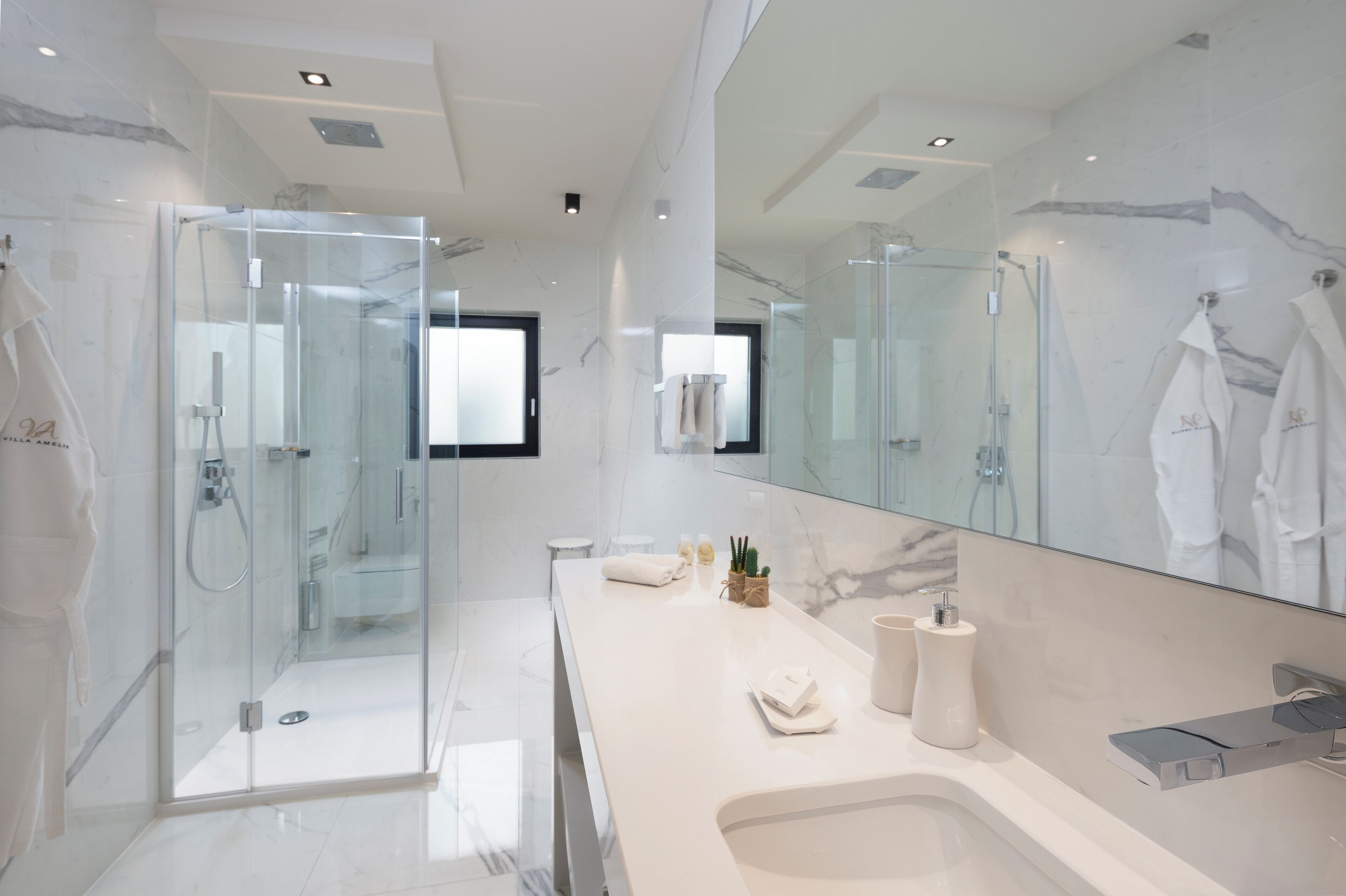 Douche, sèche-cheveux, serviettes fournies, savon