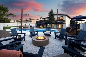 Terrace/patio - Piece of Paradise • Pool, Games, Fire Pit, Hot tub (Glendale)