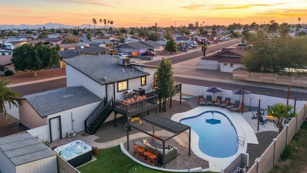 A residential property with a swimming pool, hot tub, and a patio area. - Piece of Paradise • Pool, Games, Fire Pit, Hot tub (Glendale)
