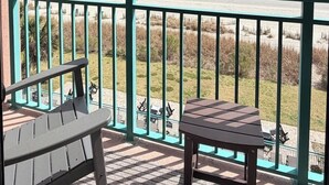 A balcony with a view of the beach and ocean. - Beautiful Oceanfront Studio, pool (Myrtle Beach)