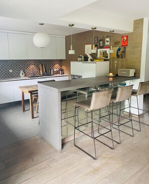 Fridge, oven, stovetop, dishwasher - Exceptional house with swimming pool and view of the lake and mountains, very quiet location (Menthon-Saint-Bernard)