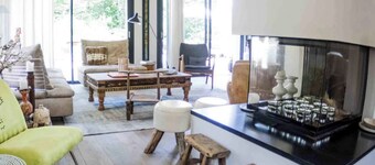 Exceptional house with swimming pool and view of the lake and mountains, very quiet location
