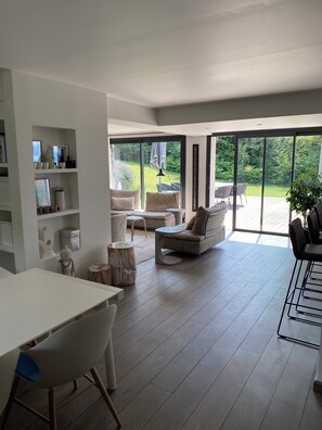 TV, video games, ping pong, books - Exceptional house with swimming pool and view of the lake and mountains, very quiet location (Menthon-Saint-Bernard)