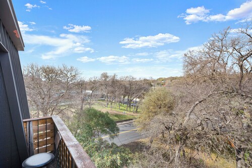 Beautiful 1-bedroom apartment with AC in cool Austin