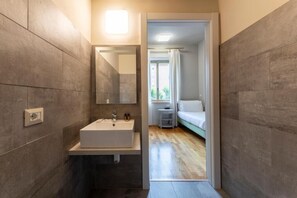 Standard Single Room | Bathroom | Separate tub and shower, hair dryer, slippers, towels - Hotel Astoria (Biella)