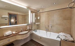 Suite, vue sur la ville | Salle de bain | Baignoire et douche séparées, séchoir à cheveux, pantoufles