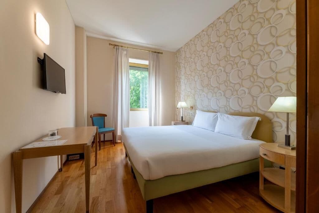 Standard-Doppel- oder -Zweibettzimmer, Stadtblick | Zimmersafe, Schreibtisch, schallisolierte Zimmer, kostenloses WLAN