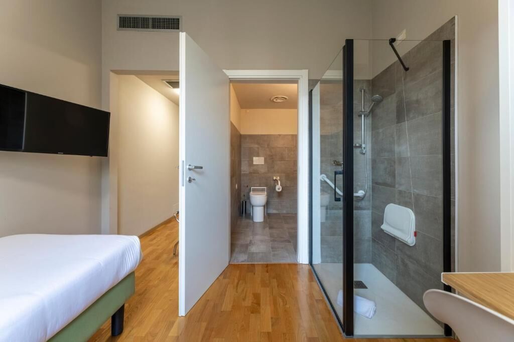Singola Standard | Bagno | Vasca e doccia separate, asciugacapelli, pantofole, asciugamani