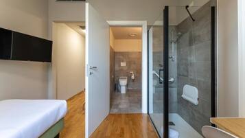 Singola Standard | Bagno | Vasca e doccia separate, asciugacapelli, pantofole, asciugamani