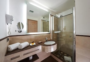 Baignoire et douche séparées, séchoir à cheveux, pantoufles
