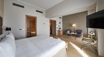Suite, vista città | Una cassaforte in camera, una scrivania, insonorizzazione
