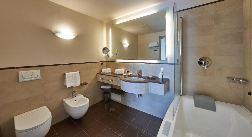 Suite, Stadtblick | Badezimmer | Badewanne und Dusche (separat), Haartrockner, Hausschuhe, Handtücher