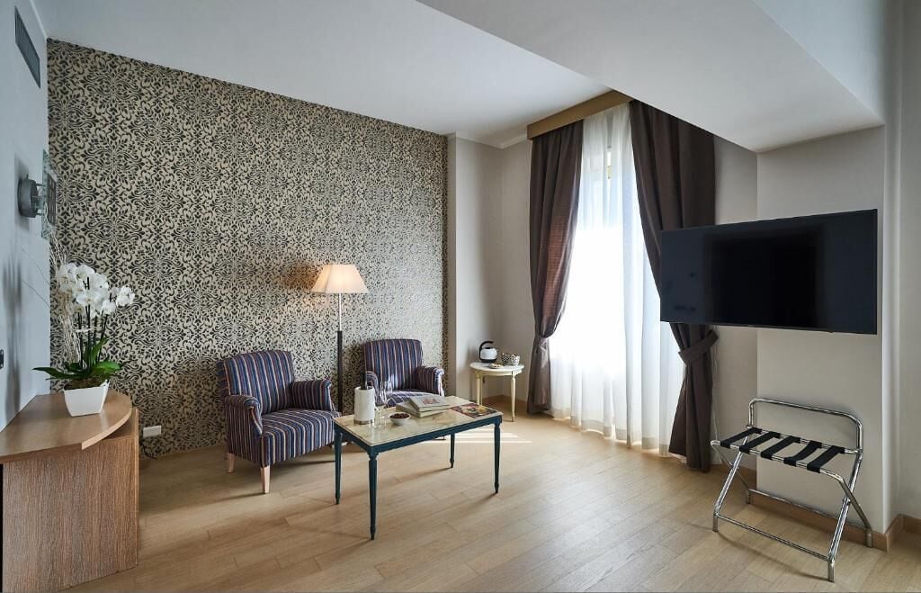 Suite, City View | Living area