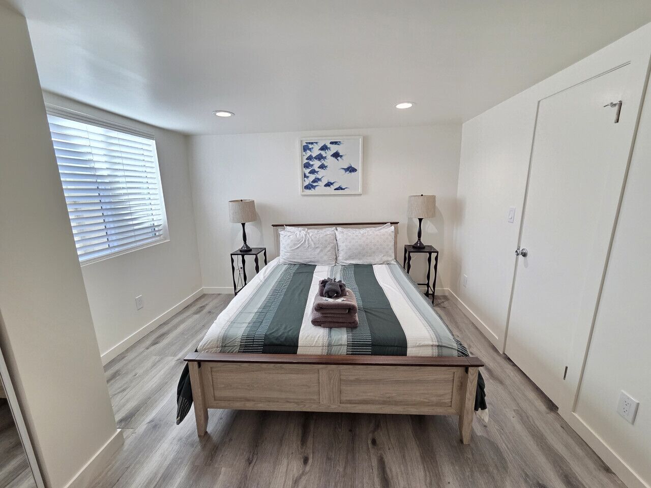 Desk, iron/ironing board, travel cot, WiFi