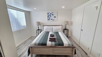 Desk, iron/ironing board, travel cot, WiFi