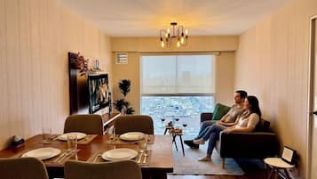 Appartement classique, balcon, vue sur la ville | Aire de séjour