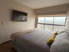 Appartement classique, balcon, vue sur la ville | Fer et planche à repasser, accès au Wi-Fi (inclus)