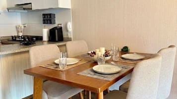 Appartement classique, balcon, vue sur la ville | Salle à manger