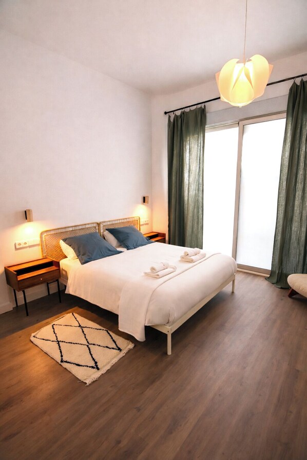 2 bedrooms, iron/ironing board, WiFi, bed sheets - Contemporary Chic with Expansive Sun Patio (Madrid)