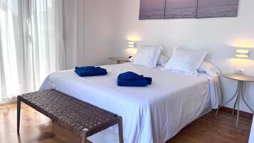 Een strijkplank/strijkijzer, wifi, beddengoed