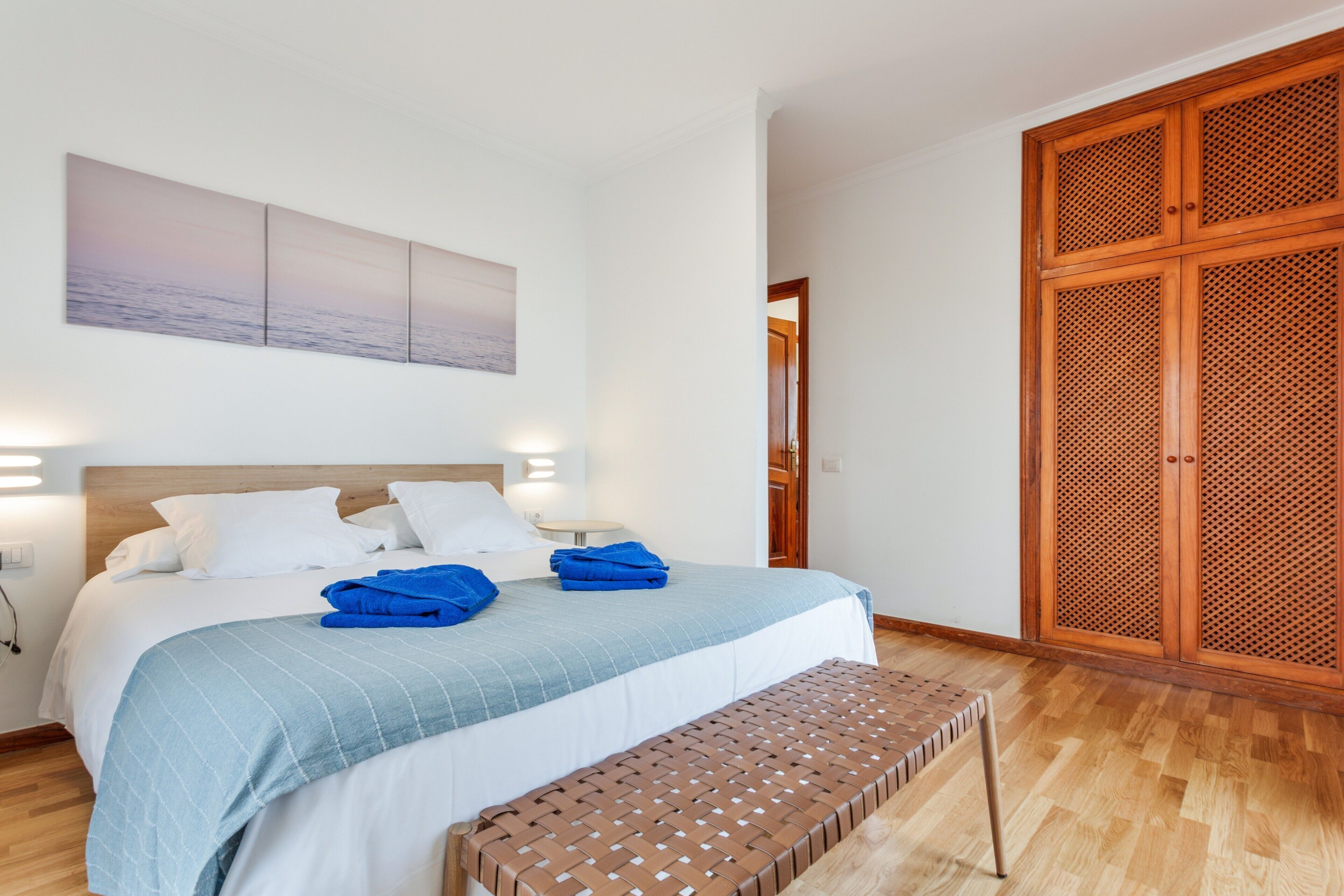 Tabla de planchar con plancha, wifi y ropa de cama 