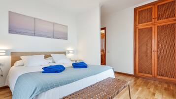 Tabla de planchar con plancha, wifi y ropa de cama