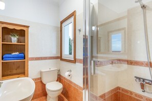 Shower, hair dryer, towels - Casa Mesa Del Mar: Villa with Sea Views, Private Garden, Wi-Fi, and Balcony in Northern Tenerife (Mesa del Mar)