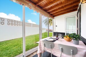 Outdoor dining - Casa Mesa Del Mar: Villa with Sea Views, Private Garden, Wi-Fi, and Balcony in Northern Tenerife (Mesa del Mar)