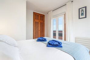 Iron/ironing board, WiFi, bed sheets - Casa Mesa Del Mar: Villa with Sea Views, Private Garden, Wi-Fi, and Balcony in Northern Tenerife (Mesa del Mar)