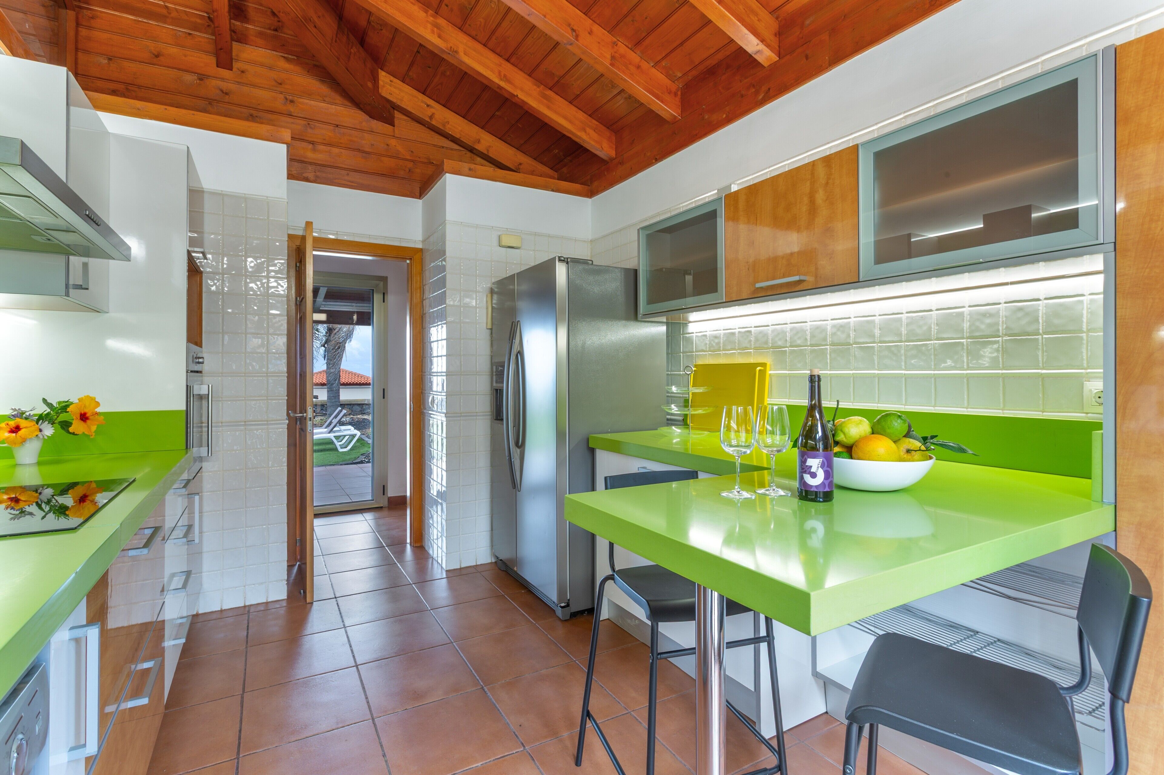 Frigorífico, microondas, horno y placa de cocina